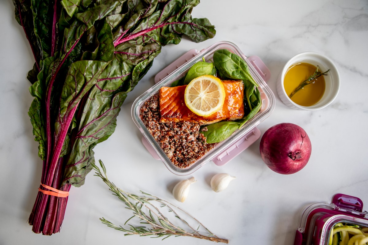 Assiette équilibrée avec fruits, légumes et protéines