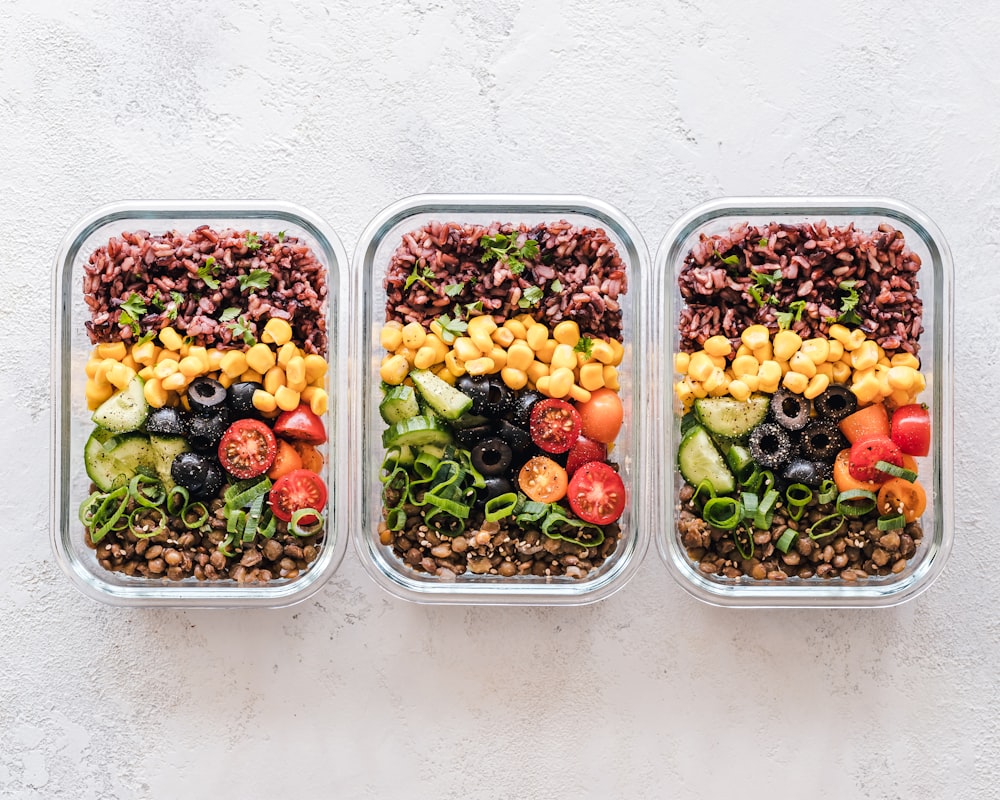 Petit-déjeuner équilibré avec œufs, pain complet et fruit