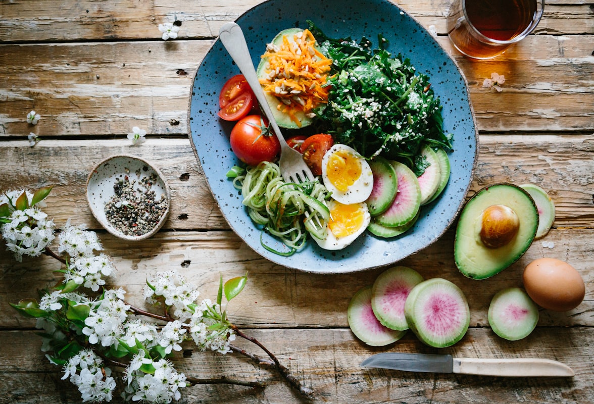 Collation saine avec yaourt, fruits et amandes
